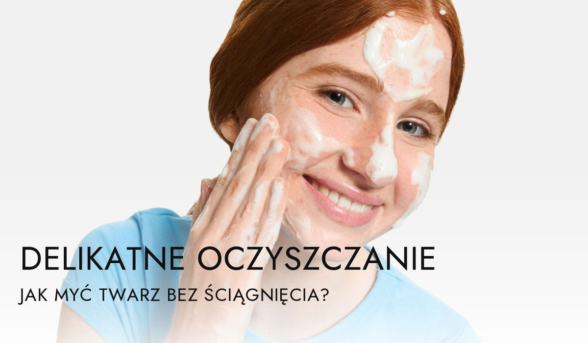 Uśmiechnięta rudowłosa nastolatka w niebieskiej koszulce myje twarz puszystą pianą – delikatne oczyszczanie skóry