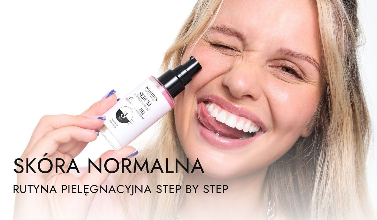 Roześmiana blondynka puszcza oczko, trzymając serum z biofermentami – pielęgnacja skóry normalnej