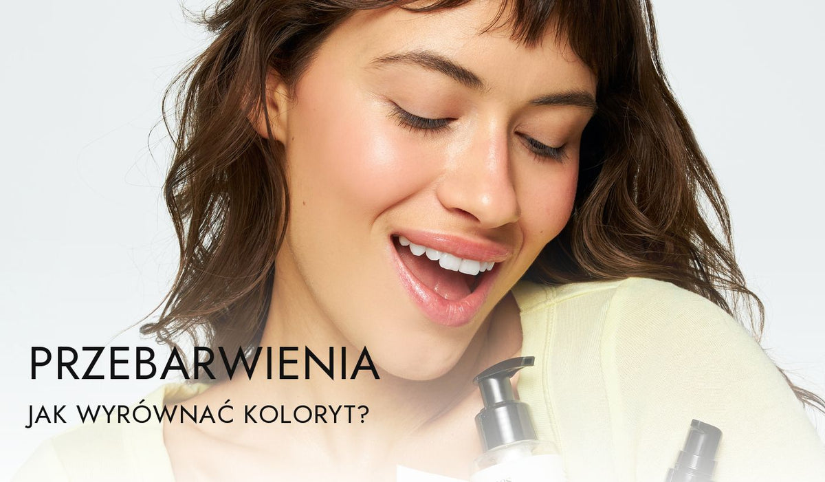Roześmiana brunetka z grzywką i promienną cerą przytula kosmetyki Routines – pielęgnacja skóry z przebarwieniami