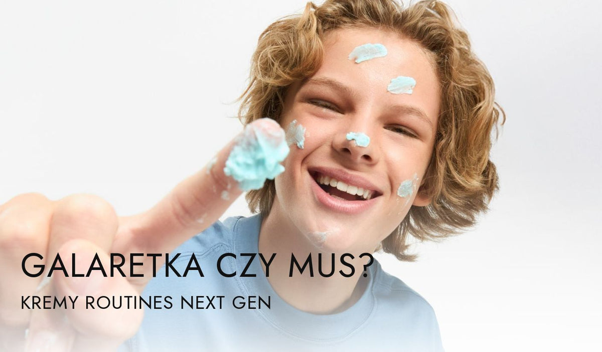 Roześmiany nastolatek z kręconymi włosami nakłada niebieski krem Blue Pudding Cream na twarz – kremy Routines Next Gen